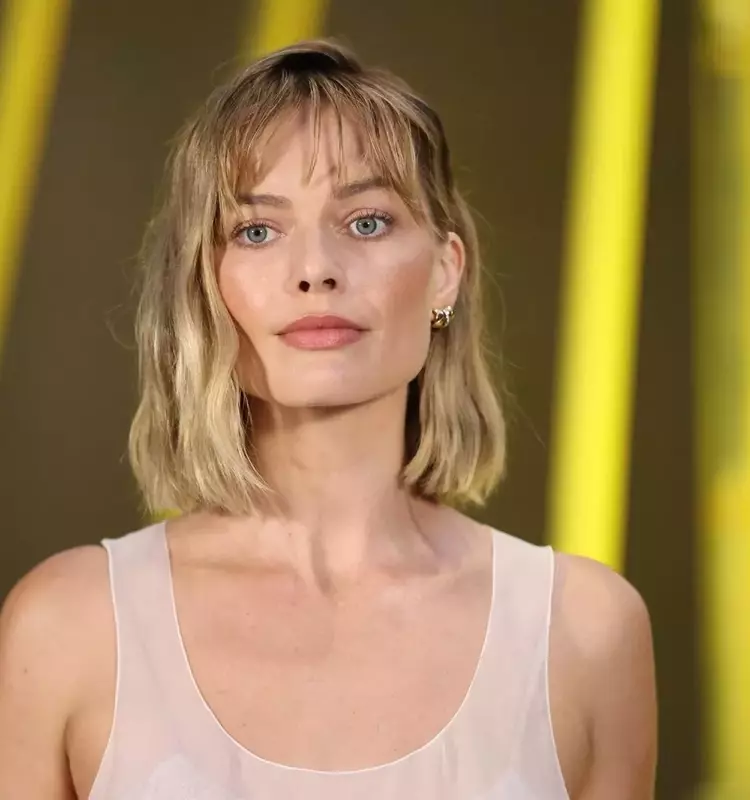 Margot Robbie Debuts a Chic New Haircut at Paris Fashion Week