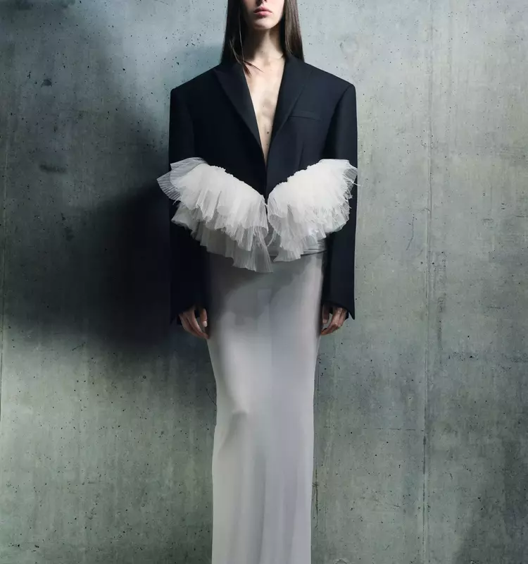 David Koma's Fall 2026 Collection: The Harmonious Duality of Fragility and Strength