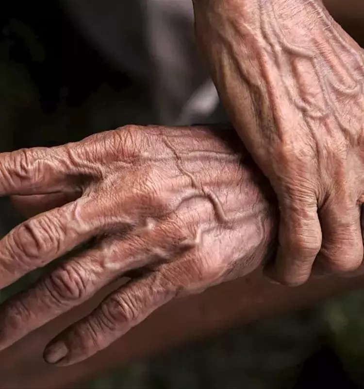 La Adaptación del Baño: Clave para la Seguridad y Autonomía de Adultos Mayores con Afecciones Óseas