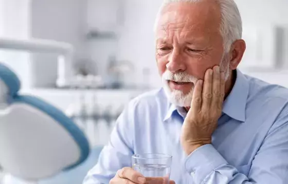 La Sequedad Bucal Afecta a un Cuarto de la Población Mayor, Poniendo en Riesgo su Salud Oral y Nutrición