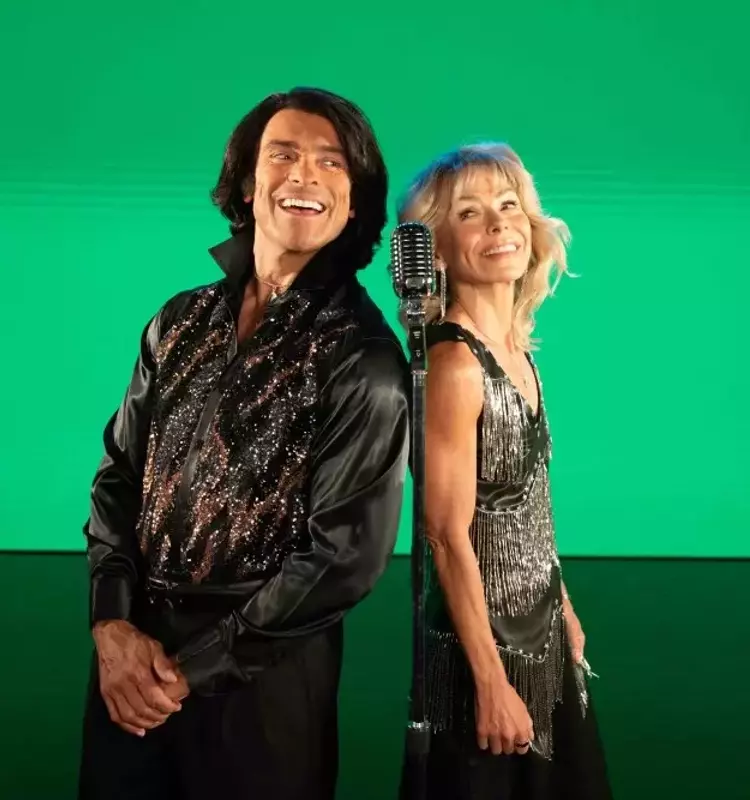 Kelly and Mark Parody “Song Sung Blue” for Post-Oscar Special