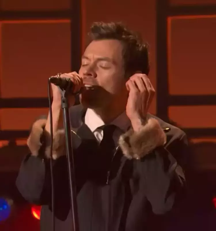 Harry Styles Dazzles with New Album Performances on 'Saturday Night Live'