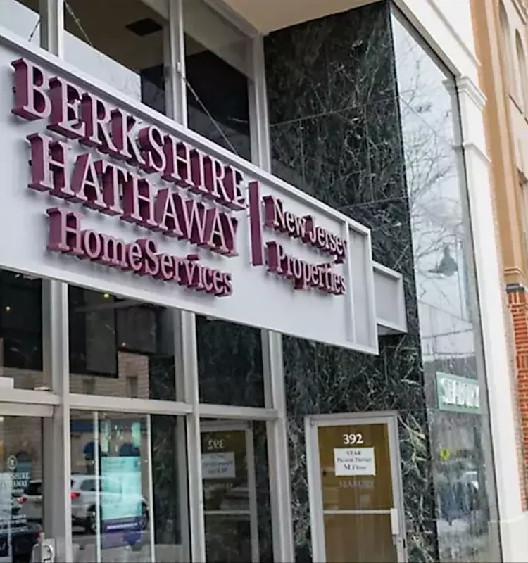 UBS Cuts Berkshire Hathaway Target Amidst Quarterly Setbacks