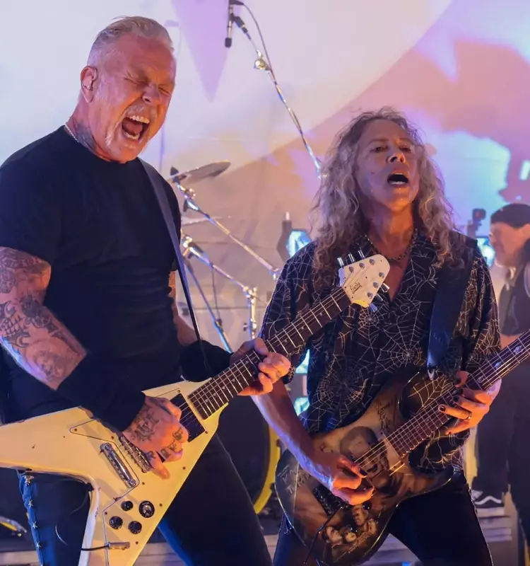 Metallica frontman James Hetfield proposes to Adriana Gillett underwater