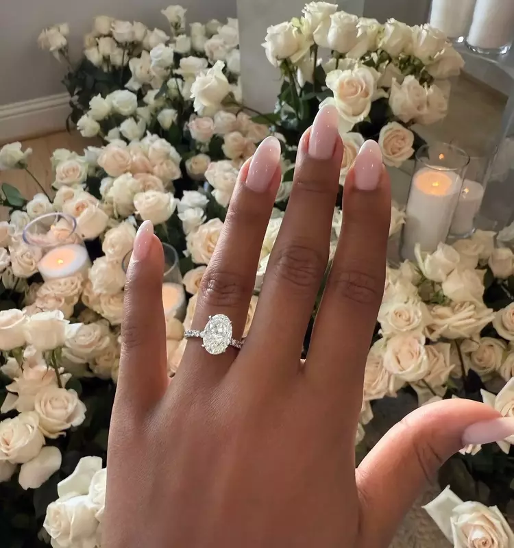 The Allure of Oval Engagement Rings: A Comprehensive Guide