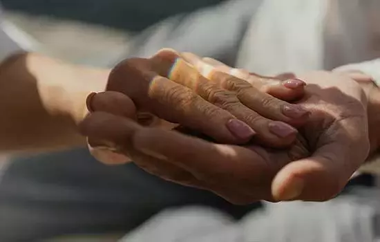 Depencare y Pensium: Cuidado a Domicilio y Financiamiento Accesible para Mayores Dependientes