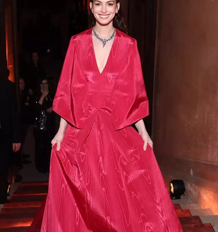 Anne Hathaway Shines at Bvlgari Gala, Echoing 'The Devil Wears Prada 2' Glamour