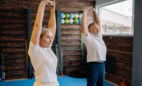 Nutrición y Actividad Física: Pilares para una Vejez Plena