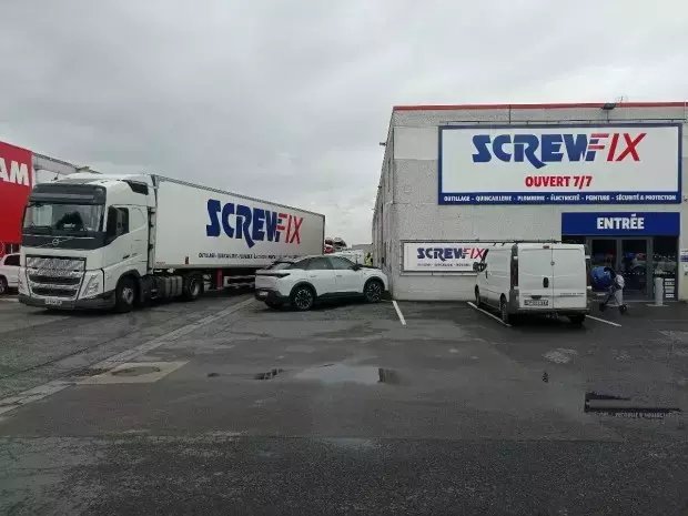 Screwfix France Déploie sa Première Campagne Publicitaire Nationale