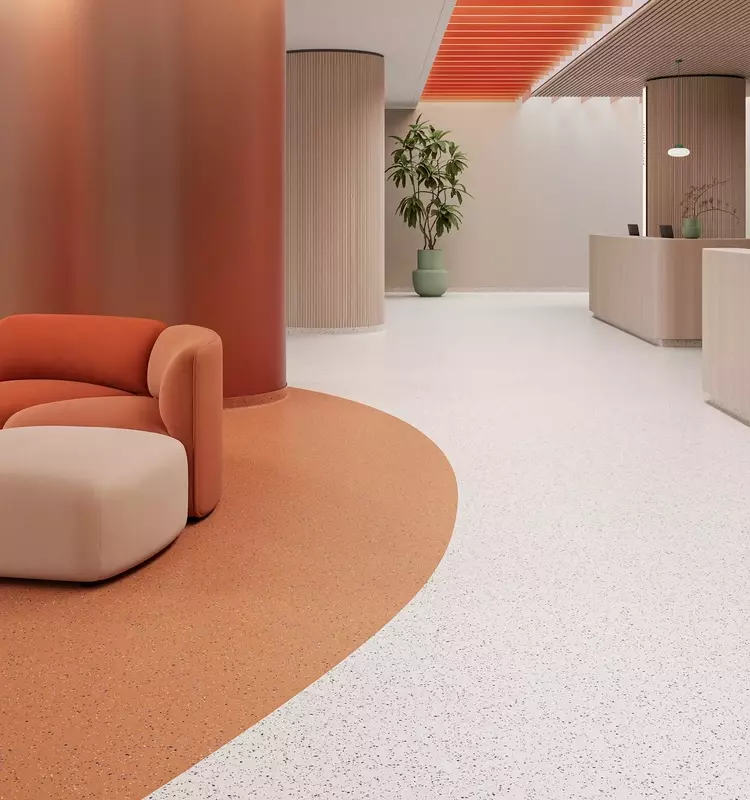 Tarkett présente sa nouvelle collection iQ Motion, un revêtement de sol innovant pour les établissements recevant du public