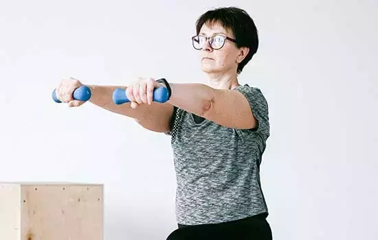 Potenciando la Autonomía: El Rol Crucial del Entrenamiento de Fuerza en el Hogar para Mayores