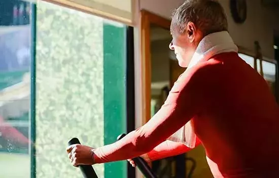 Nutrición y actividad física: pilares esenciales para una vida plena en la tercera edad