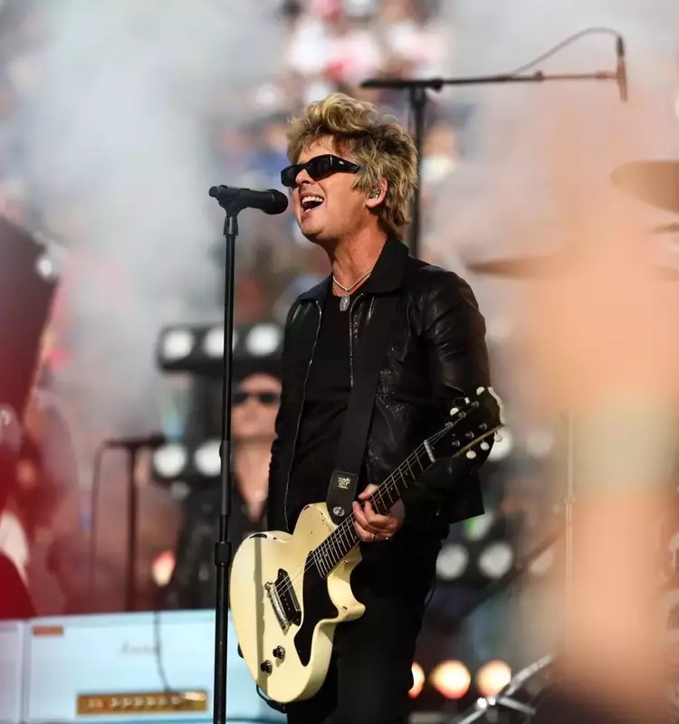 Billie Joe Armstrong's Coverups Deliver Electrifying Performance