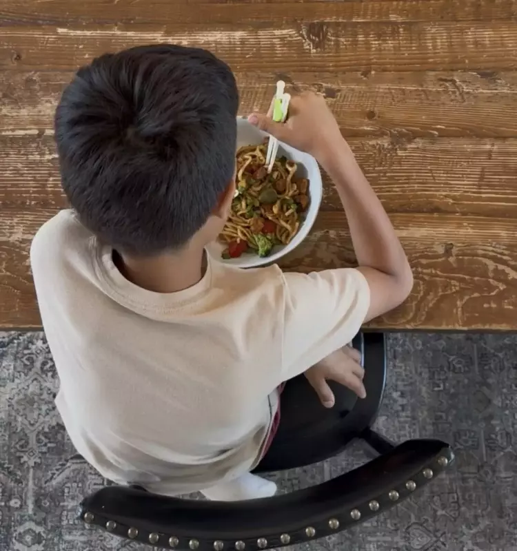 Effortless Kung Pao Chicken: A Quick Weeknight Dinner Solution for Busy Parents