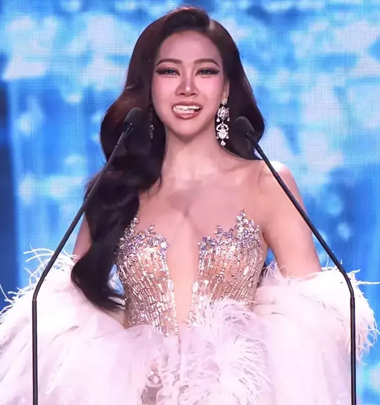Pageant Contestant's Unflappable Recovery After On-Stage Mishap