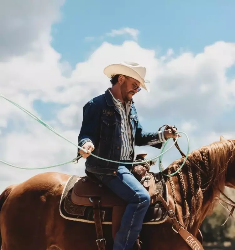 Josh Weathers Embraces Country Roots with New Album 'Neon Never Fades'