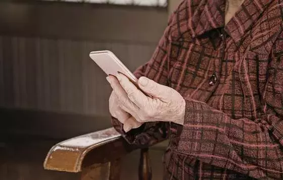 Madrid Combate la Soledad en Mayores con "Paloma 2.0": Innovaci￳n y Atenci￳n Humana