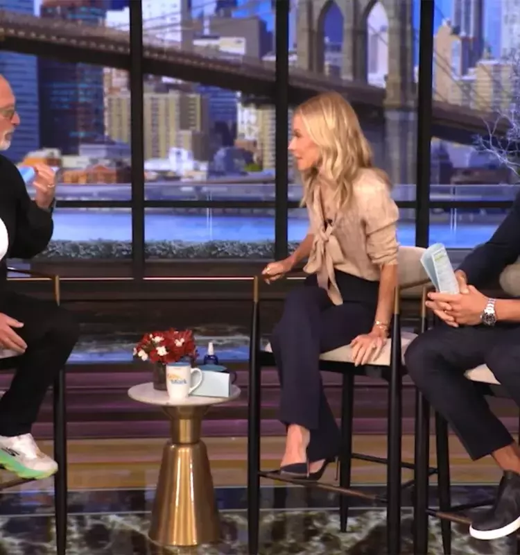 Howie Mandel's Playful Apology to Kelly Ripa and Mark Consuelos