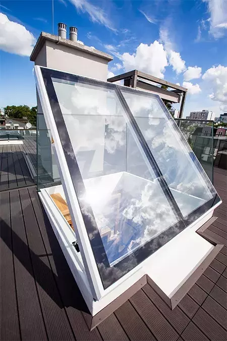 L'accès au Toit-Terrasse Réinventé par LAMILUX : Design, Confort et Luminosité