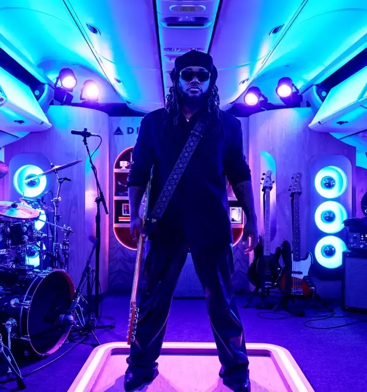 Leon Thomas Takes Flight: A Unique Concert Experience on a Boeing 767