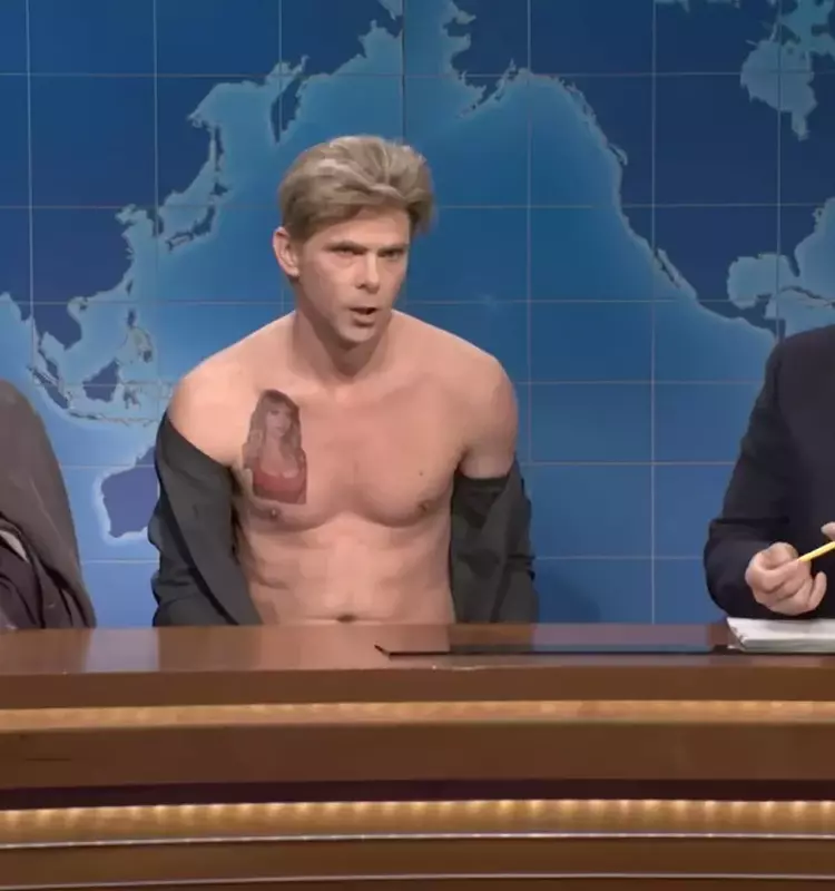Scarlett Johansson Tattoo Surprise on SNL's Weekend Update
