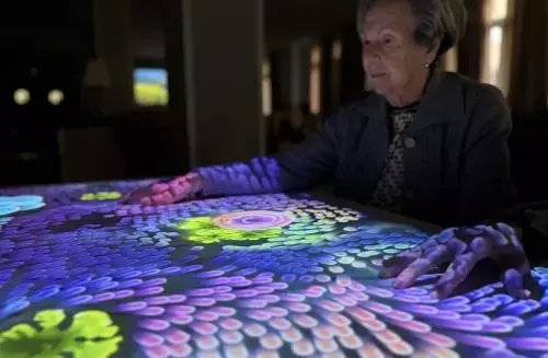 Savia implementa tecnología innovadora Tovertafel en sus residencias para mejorar el bienestar de personas con demencia