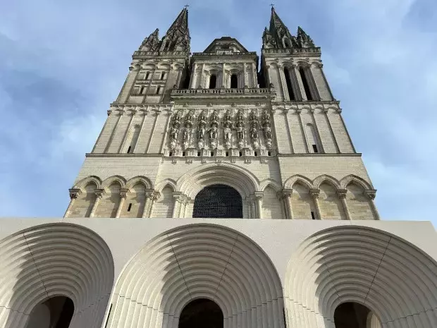 Une Galerie Contemporaine de Kengo Kuma Protège la Cathédrale d'Angers