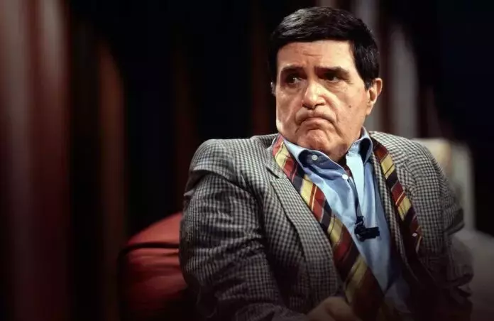 Omaggio ad Aldo Giuffrè: Una Targa per l'Eterno Artista Napoletano