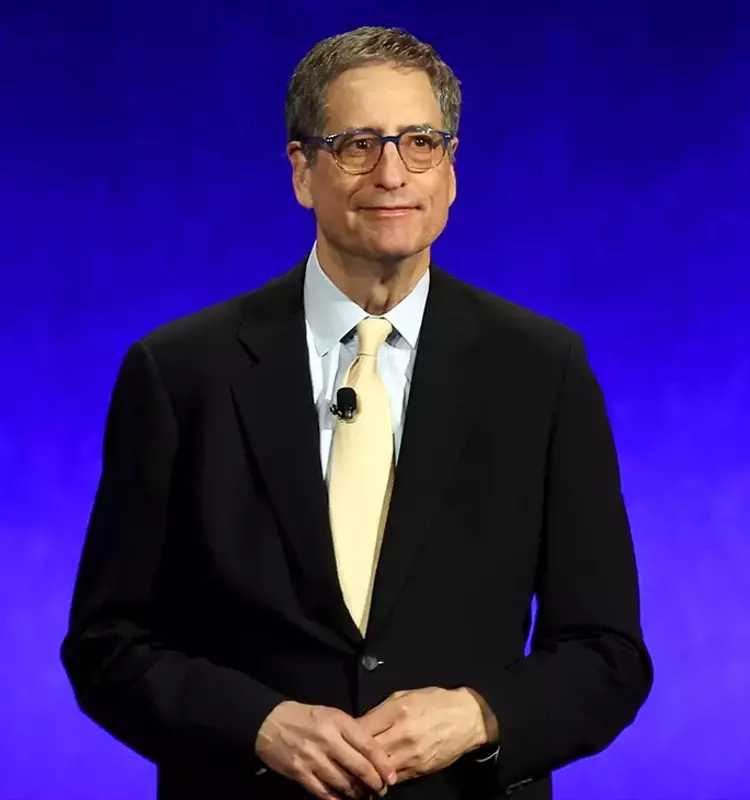 Tom Rothman Challenges Theaters to Enhance Consumer Experience
