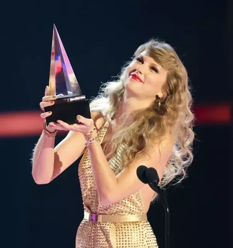 Taylor Swift Dominates 2026 American Music Awards Nominations