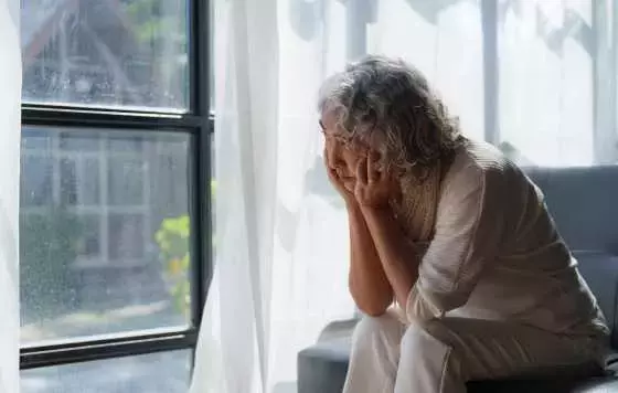 Abordando la soledad en la tercera edad: Un estudio revela la falta de conocimiento sobre servicios de apoyo