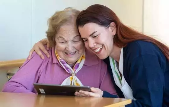 DomusVi presenta una guía para un envejecimiento activo y decisiones informadas en la tercera edad