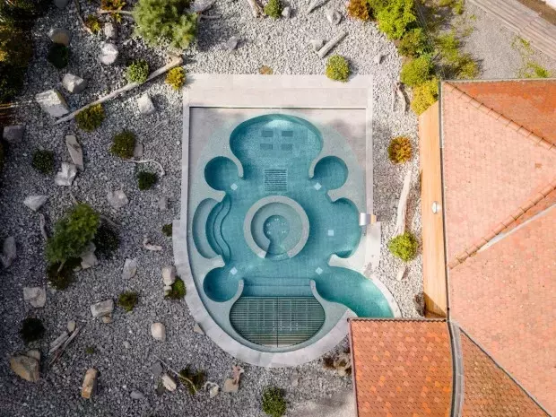 Rénovation luxueuse : Un artisan redonne éclat au spa de l'Hôtel Royal d'Évian