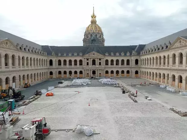 Rénovation de la Cour d'Honneur de l'Hôtel des Invalides : Un Mariage d'Histoire et de Modernité