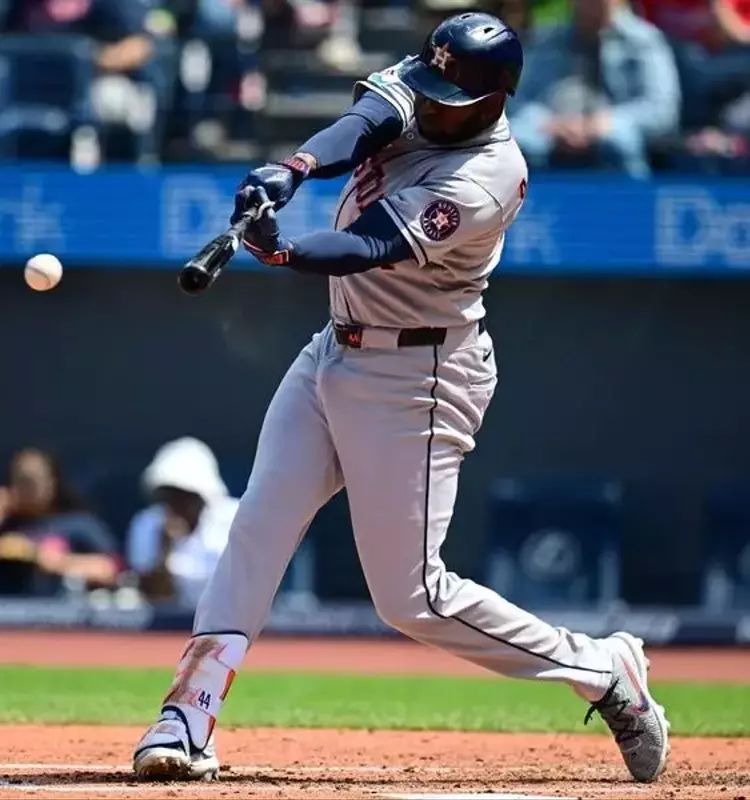 Alvarez's Early Blast Propels Astros to Shutout Victory Over Guardians