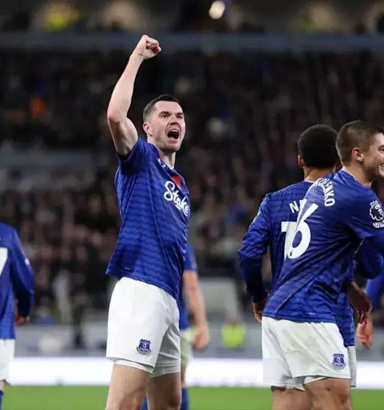 Michael Keane Extends Everton Contract Amidst Teammate's Injury