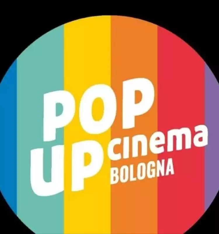 Pop Up Cinema: Un'Odissea Cinematografica tra Rito Collettivo e Estetica Urbana a Bologna