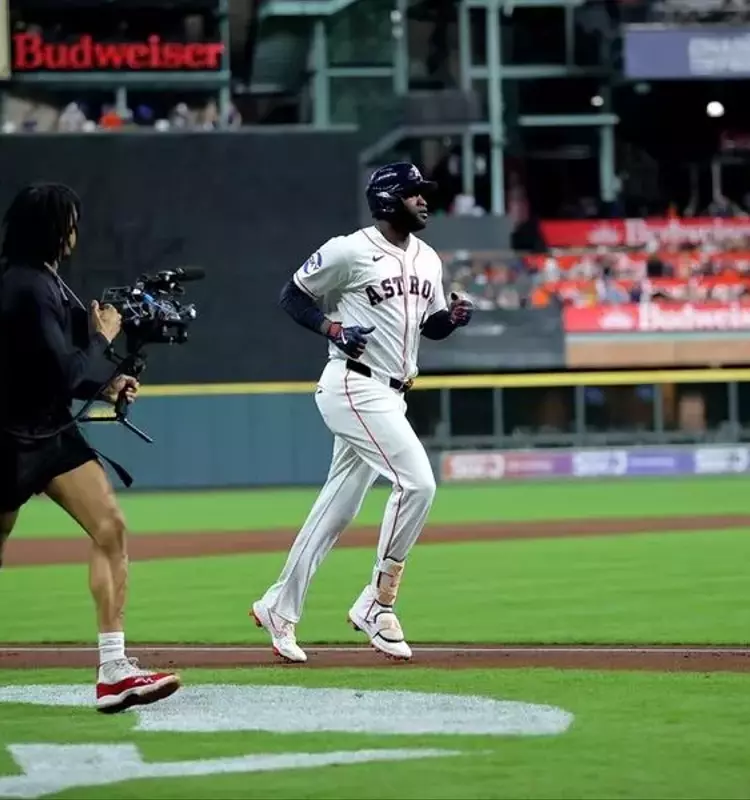 Alvarez Leads Astros' Charge Against Yankees' Elite Pitching