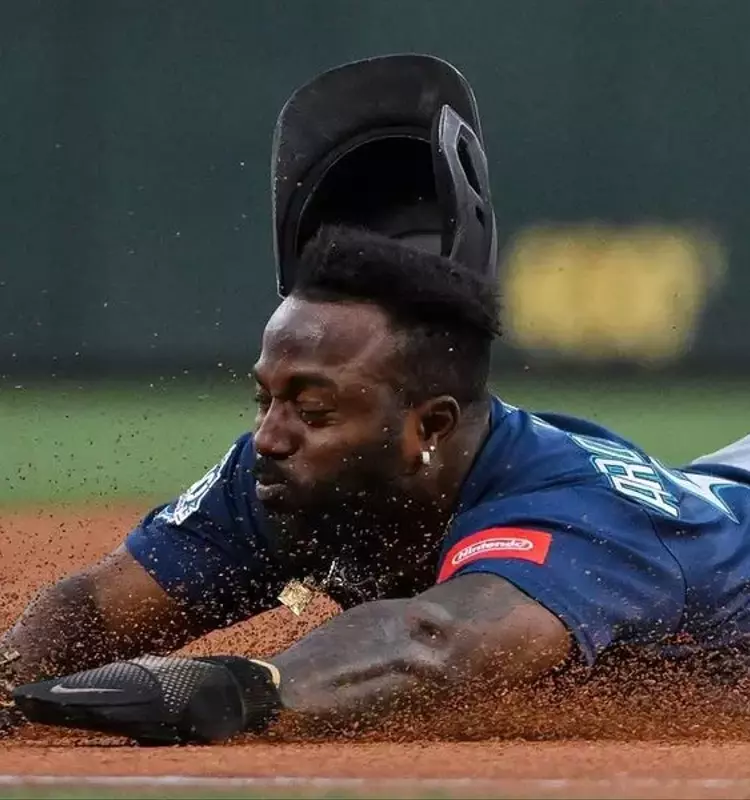 Mariners Conquer Cardinals, Snap Road Losing Streak with Naylor's Decisive Homer