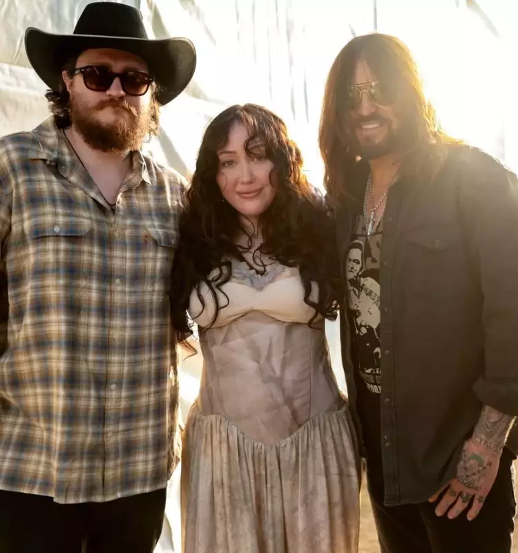 Cyrus Family's Unforgettable Stagecoach Performance