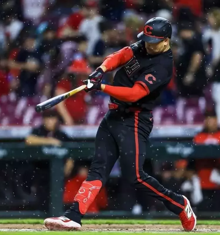 Lowe's Late Homer Seals Reds' Dramatic Comeback Victory Over Tigers
