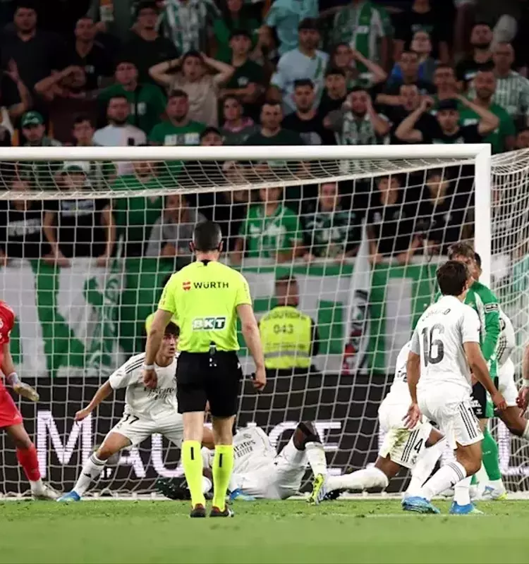 Bellerín's Late Goal Dampens Real Madrid's Title Hopes
