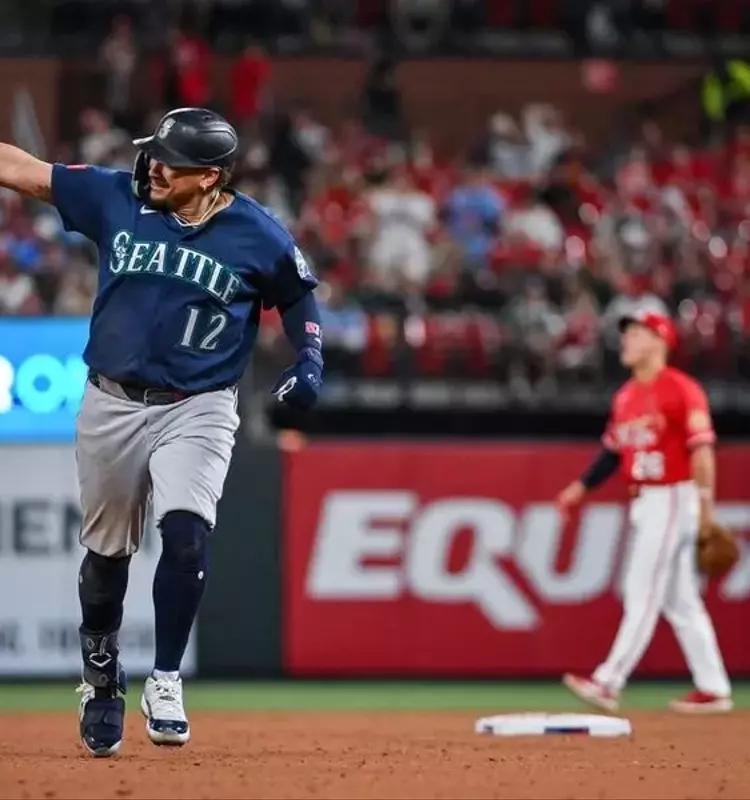 Naylor's Heroics Lead Mariners to Victory Over Cardinals