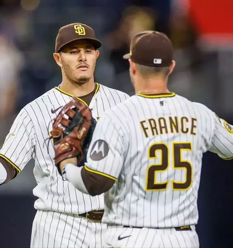 Padres Dominate D-backs in Mexico City Series, Eye Sweep