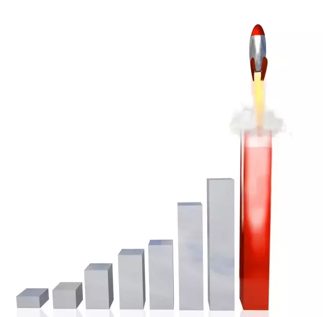 Palantir's Stellar Q1 Performance: Growth Outpaces Peers, Yet Valuation Concerns Persist