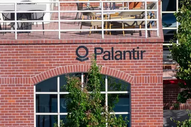 Palantir's Growth Trajectory: Government Dependence and Commercial Challenges