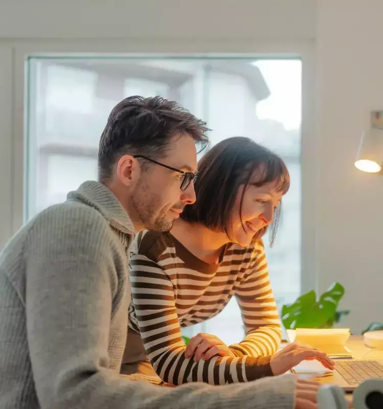 Achieving a Net Worth of $500,000 by Age 40: Reality vs. Social Media Narratives