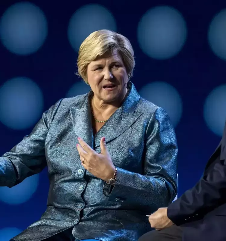 Leading Women CEOs: Breaking Barriers in Fortune 500 Companies