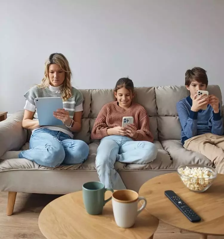 Balancing the Digital World: A Guide for Parents on Managing Screen Time