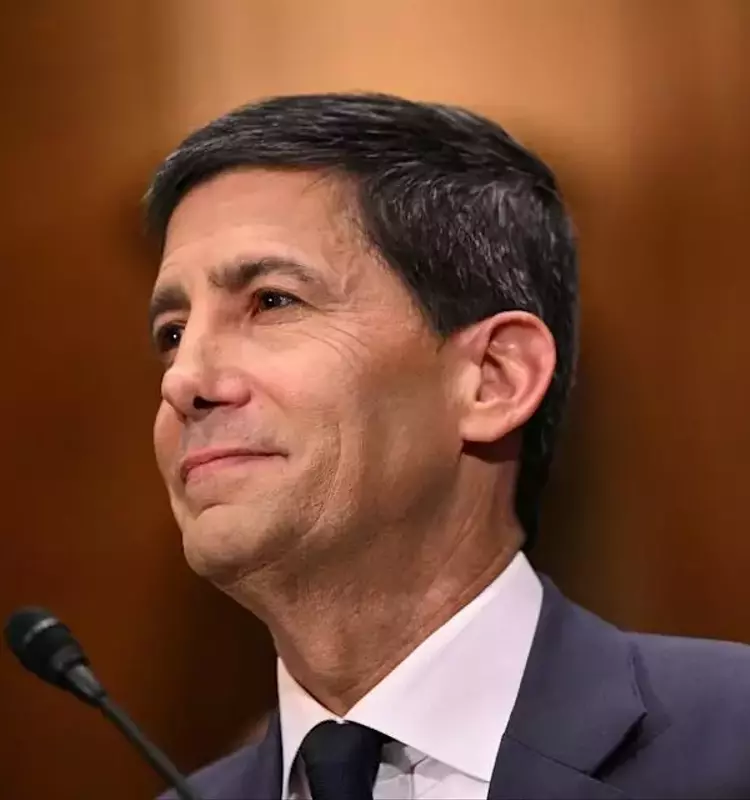 Kevin Warsh Takes Helm as Federal Reserve Chair Amid Economic Shifts
